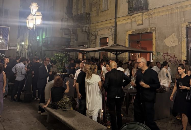 La sera prima, musica a palla e spaghetti di mezzanotte da Buatta a Torino: nelle stradine davanti alla tavola di “cucina popolana” del palermitano Franco Virga c’era una bella fetta della community di chef, giornalisti e chairmen della 50best. Tanti abbracci e sorrisi