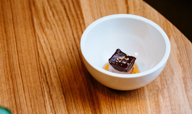 Bonet di lingua di vitello, geniale esplorazione attorno al tema del tradizionale dessert piemontese. La gelatinosità della proteina animale ricorda quella di una pannacotta
