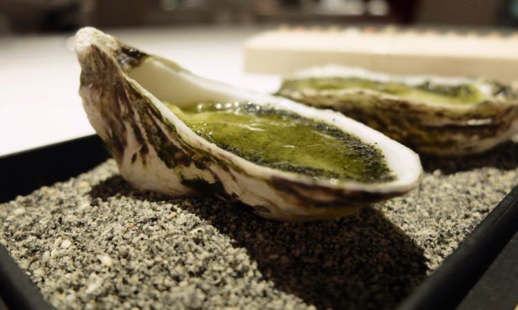 Ostriche all'inizio, ostriche alla fine. Ostrica con alghe, pan di Spagna speziato e limone