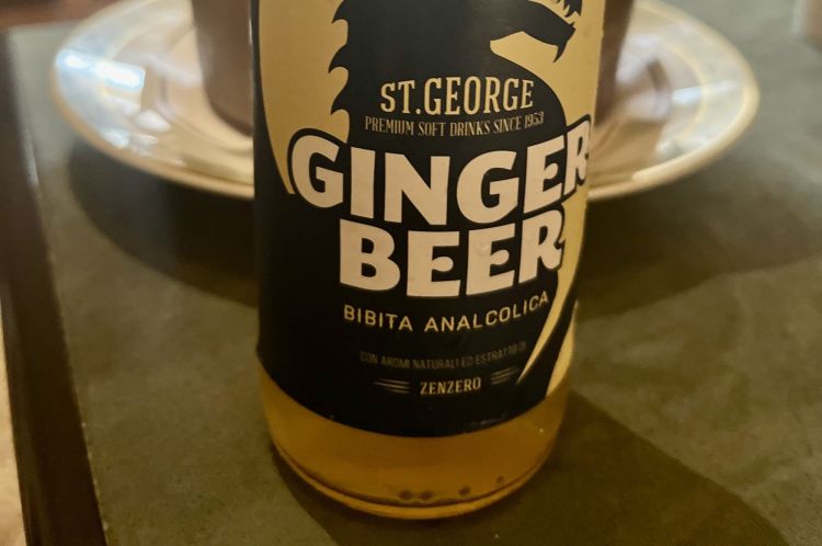 La ginger beer siciliana St. George, base di un piccolo cocktail servito appena dopo, Drink Green, con pomodoro verde, cetriolo, sedano, la parte verde del cipollotto, zenzero e menta. Freschezza vegetale e riazzeramento del palato
