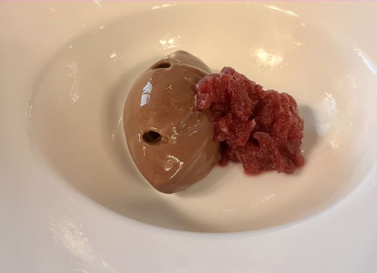 Bunet ice cream with Barolo chinato granita 
A dessert that pays homage to Turin and Piedmont, as all the desserts on the menu do, named after symbolic places in Turin like Punt e Mes-Piazza XVIII Dicembre, Igloo - Corso Mediterraneo, Quadro bonet-Piazza Carignano, Grazie Torino-Mole Antonelliana...)
