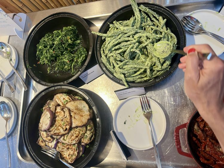 Particolare del buffet del ristorante Alima, il terzo outlet del Veridia. Anche qui c’è un’inconsueta attenzione inconsueta alla qualità, con tante materie prime bio dalle vicinanze