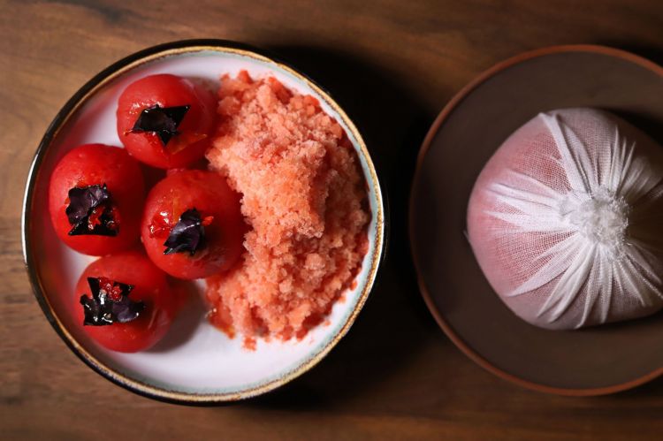 Tomatoes from the Ararat Valley have nothing to envy to the Italian ones: Reflunds cooked the heirloom tomato variety in three textures (the one on the right was a sponge you had to squeeze) with sour plums and dog rose