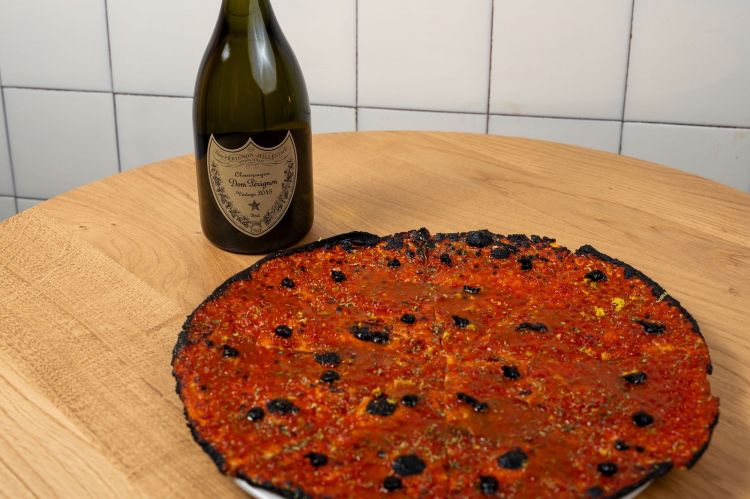Luca Pezzetta (Clementina, Ippolito e Microforno a Fiumicino e presto anche Pizzeria Futura in zona Isola, a Milano) ha passato quasi più tempo tra le fuoriserie di Casa Maria Luigia che davanti al forno: "Sono appassionato di auto così tanto che per addormentarmi ascolto i rombi delle automobili e quindi per me qui è il paradiso". Niente sogni però, subito dopo con la sua Pizza romana al mattarello, una marinara con fondo di pesce di scoglio collagenosa e super-umamica
