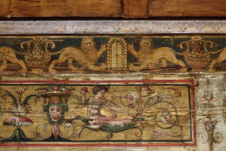 Palazzo Portinari Salviati, piano nobile con soffitto originale quattrocentesco a cassettoni che rappresenta l’arma Portinari, una porta fra due leoni rampanti. Courtesy Palazzo Portinari Salviati
