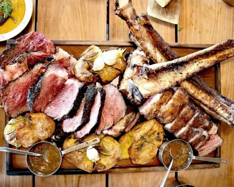 Chi ama la carne difficilmente dimenticherà questa portata e difficilmente resisterà alla tentazione di rosicchiare direttamente l’osso di questo chuletón spet-ta-co-lare