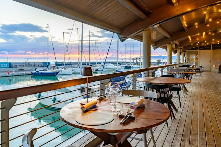 Tavolo con vista darsena nell'attigua Gabbiano Steakhouse, specialità carni alla griglia e dry aged di Maremma e del mondo