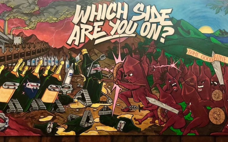Which side are you on, murales dipinto sulle pareti del wine bar Some Good Wine di New York - cortesia di Nicola Adamo, Elios Modus Bibendi
