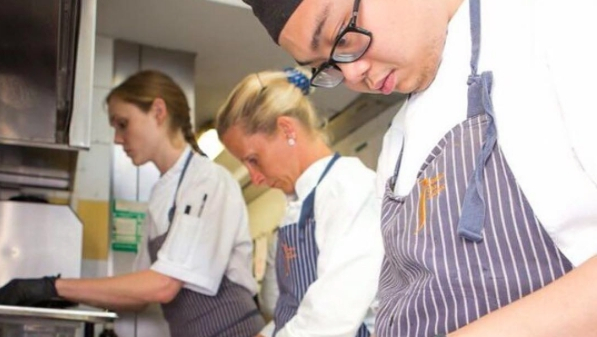 Xiao Feng in cucina al ristorante Borgo San Jacop