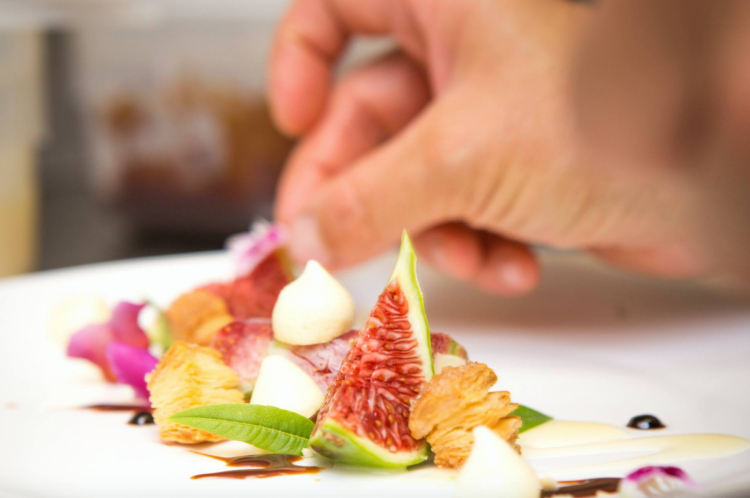 Uno dei dolci ideati per la carta del ristorante Borgo San Jacopo da Loretta Fanella, e affidati alla realizzazione di Xiao Feng e del suo compagno di brigata