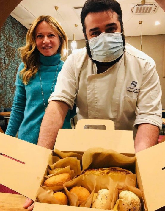 Stefania Lattuca e Ninni Radicini con il box "Street food siciliano". La foto è di Paolo Marchi
