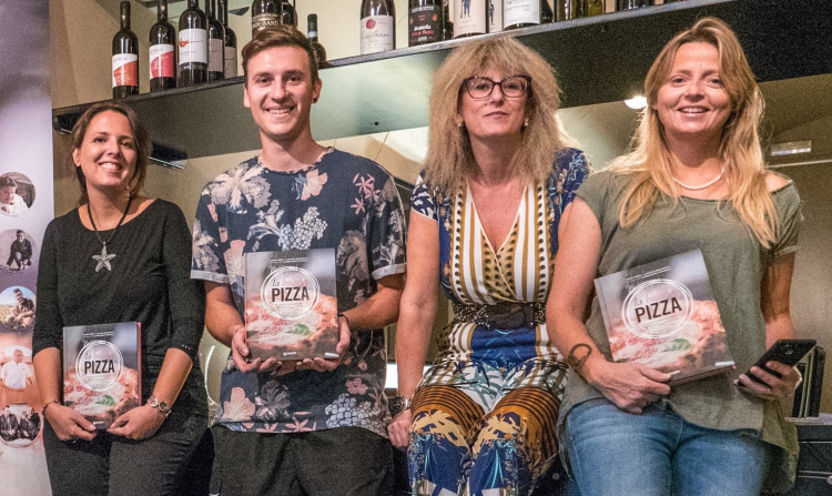 Stefano Vola con Luciana Squadrilli, Tania Mauri e Alessandra Farinelli, autrici de La Buona Pizza
