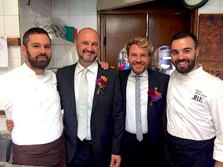 Renato Rizzardi e Sergio Olivetti, al centro, tra i due chef che hanno preparato il loro pranzo di nozze, Alessandro Dal Degan de La Tana di Asiago e Alberto Basso del 3Quarti di Grancona
