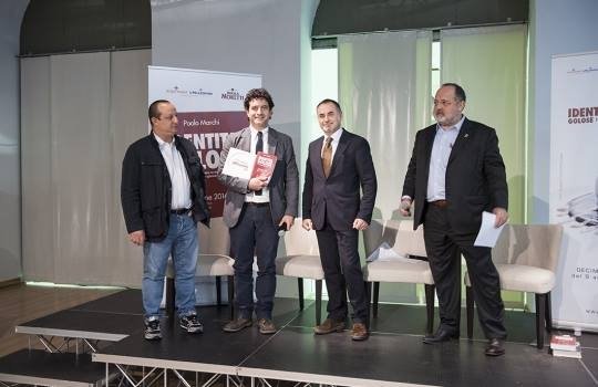 Valerio Capriotti, sul palco con Paolo Marchi e Ciccio Sultano, per ricevere il premio di Miglior Sommelier della Guida 2014 di Identità Golose