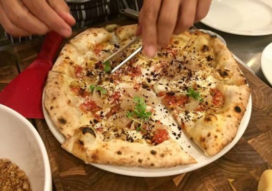 Pepe comincia a preparare il secondo assaggio, Terra Felix: pomodoro San Marzano, Mozzarella di bufala, Pegrino del Matese, cipolle di Alife e olive caiazzane