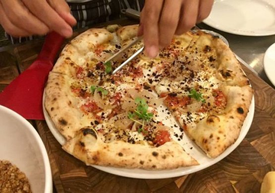 Pepe comincia a preparare il secondo assaggio, Terra Felix: pomodoro San Marzano, Mozzarella di bufala, Pegrino del Matese, cipolle di Alife e olive caiazzane
