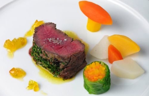 Black Angus dell'Engadina con verdure invernali, f