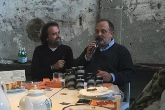 Simone Bonini, a sinistra, e Paolo Marchi durante la presentazione de "Il gelato a modo mio" svoltasi a Milano, lo scorso 18 ottobre, da Carlo e Camilla in segheria
