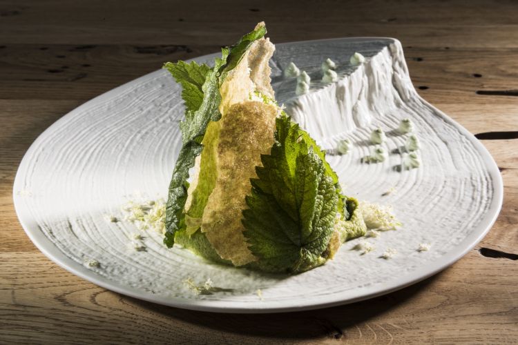 1492, un altro piatto del menu autunnale di Alice: amaranto risottato con crema di broccoli, cima di rapa saltata, chips di amaranto, cima fritta e fiori eduli
