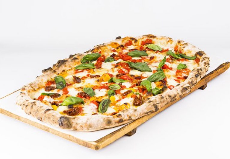 Una delle pizze di Mezzometro, sedi a Senigallia e Jesi
