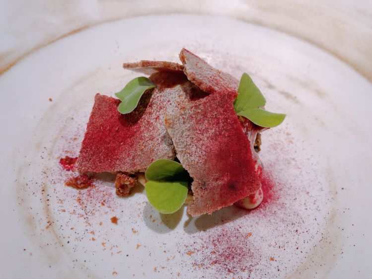 Il dolce è dedicato al pane di recupero, ispirato al Pan Perdu francese. Si compone di Sbrisolona di pane di segale, gelato con pan bauletto al cacao, scaglie di pane e mix di cannella e polvere di barbabietola
