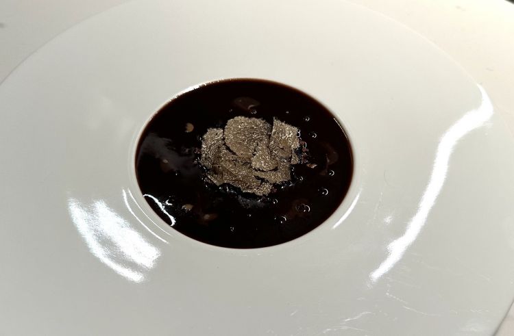 Royale con nocciola torbata, caffè e tartufo: piatto dalla preparazione maniacale, con più salse, davvero complesso, ma altrettanto rotondo. Non è un dessert comune, ma si presta benissimo a chiudere questo menù tanto sperimentale quanto buono. Il caffè e la nocciola regnano nel piatto, regalando sensazioni di terra e di concretezza. E’ un omaggio ai fondi della cucina francese, offerto come dolce, sovvertendo un po’ gli ordini canonici
