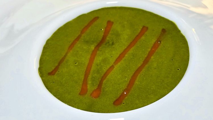Concetto spaziale, omaggio a Lucio Fontana: risotto mantecato con scamorza e salsiccia, spuma di friarielli e salsa al peperoncino