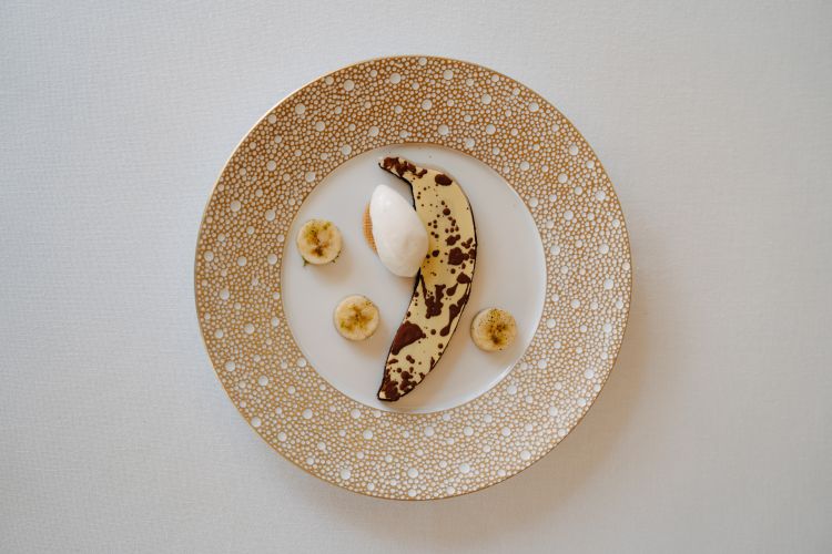 Dessert da favola, dolce ed equlibrato, proposto dalla giovane e brava pastry chef Melania Arcidiacono, Cioccolato e banana: cioccolato al latte con cremoso alla banana e fava tonka, cioccolato bianco con ganache alla salsa teriyaki e cioccolato fondente, servito con quenelle di gelato fiordilatte, crema inglese all’anice e cardamomo e "esplosivo" al pepe e rhum
