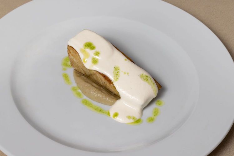 Ventresca di ricciola con crema mandorle e melanzane al prezzemolo. Piatto molto goloso, cottura quasi abbrustolita della ventresca con una crema di melanzane al prezzemolo alla base e una di mandorle a nappare il filetto
