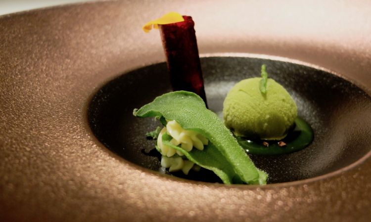 Sorbetto di acetosella, erba ficoide, cialda di rapa rossa, cioccolato bianco e radici. Una delizia