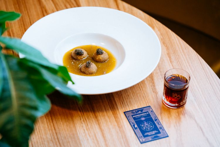 Crocchetta di cioccolato gianduja, chinotti al maraschino e caviale, storico dessert non dessert del ristorante Cracco, gioca sulla nocciola comune a ingredienti dolci (il cioccolato giandujia) e salati (il caviale), con la purea di chinotto a fare da ponte
