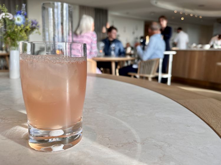 Third alcohol-free pairing. Gooseberry juice cooked in sugar and water, left in infusion overnight with lovage, another emblem of Danish cuisine (served with potatoes in a very popular dish). Pleasant sips, sour, balsamic. This will be followed by a fourth cocktail, made with red and yellow apple juice (10 different varieties), celeriac juice and reduction of hay
