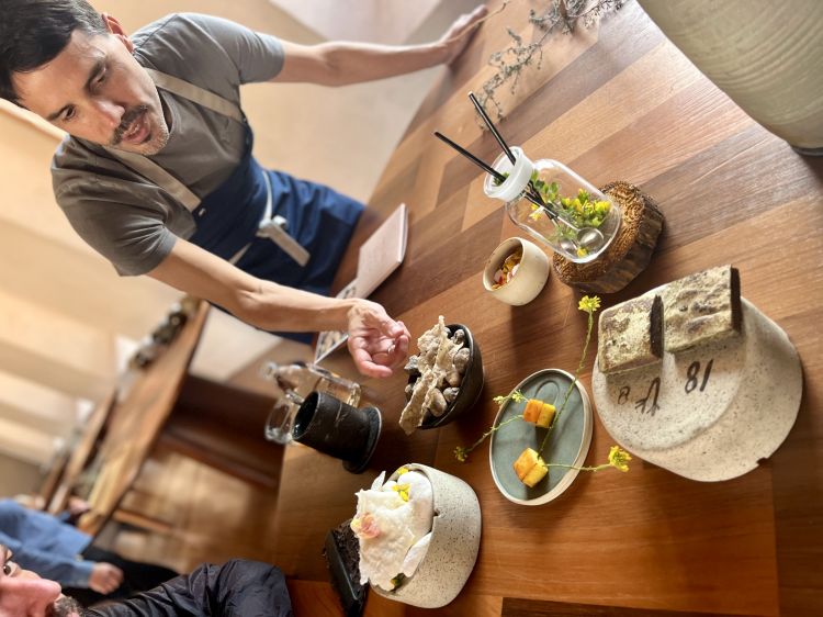 Virgilio Martinez serves at Mil's table. The limeño chef climbs the Andes whenever he can. The resident chef is also from Lima, Luis Valderrama. He works closely with the Andean communities of Mullak'as-Misminay and Kacllaraccay. ‘The fields are my classroom and the farmers my teachers,’ he explains
