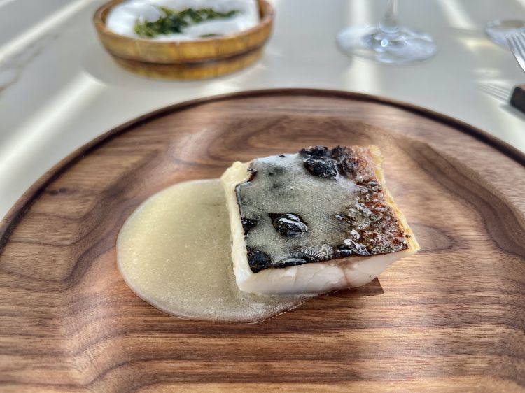 Branzino, pil pil e brace
Il branzino pescato fresco poco prima è cotto atavicamente alla brace e unito a salsa pil pil e a una vinaigrette di camomilla