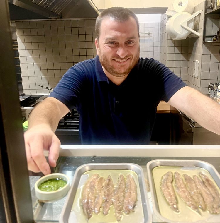 E per mangiare a notte fonda a Torino? Andavamo da Diego Dequi di Luogodivino, dispensatore di grandi vini e prodotti eccellenti: oltre alle acciughe al verde della foto, ricordiamo una spalla cotta di patanegra da sballo