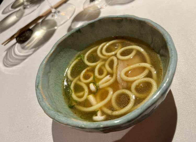 Il ramen di San Ho. Gli "spaghetti" sono ricavati da un impasto di patate spremuto direttamente al tavolo da una sac-à-poche
