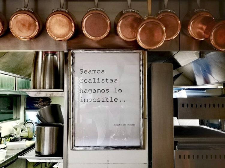"Seamos realistas, hagamos lo imposible" (Siamo realisti, realizziamo l'impossibile), la citazione del Che, appesa sulla parete della cucina di Mirazur. (Cortesia di Luca Mattioli, sous chef)

