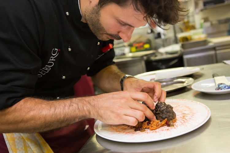 Baroni è al ristorante Haselburg dal 2015. Prima, esperienze in Australia, in Inghilterra, sul Lago di Garda, in Svizzera e nelle cucine stellate del ristorante Sissi di Merano e del Bad Schörgau in Val Sarentino
