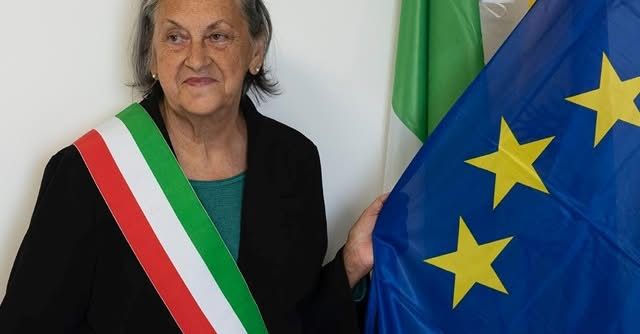 Clara Rametta con la fascia di sindaco di Malfa, uno dei tre Comuni sull'isola di Salina, il principale, gli altri sono Santa Marina Salina e Leni
