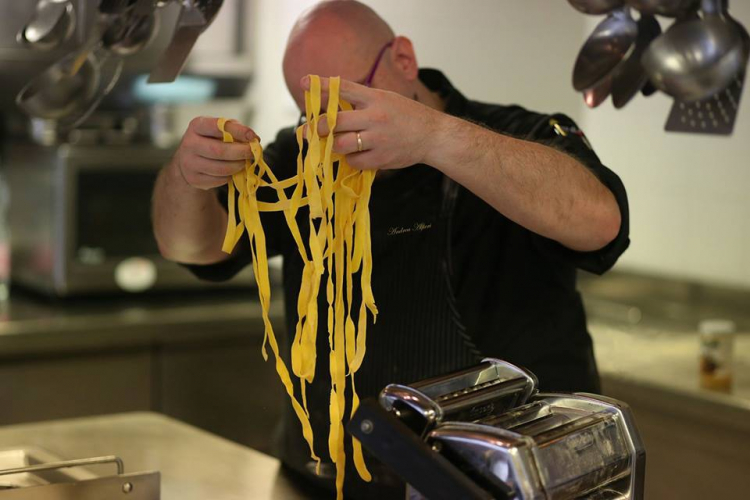 Dietro alla pasta fresca, lo chef Andrea Alfieri, che continua a curare anche la linea di cucina de Il Chiostro di Andrea di Milano

