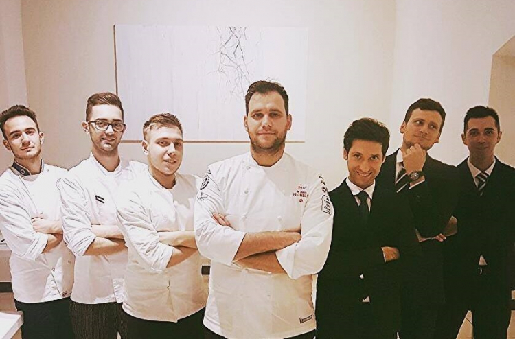 Stefano Di Gennaro, al centro, e la squadra di Quintessenza