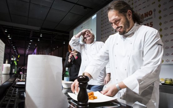 Da tendenza a moda, ormai la cucina è un must degli anni ’20 nel XXI secolo. «Una moda che durerà, anche se la bolla è destinata a sgonfiarsi un po’, perché a un certo punto tutti questi ragazzi aspiranti chef andranno a sbattere contro la dura realtà. È innegabile, però, la bellissima evoluzione, anche antropologica, del settore rispetto a 20 anni fa. Evoluzione di cui sono felice di aver fatto parte» (nella foto, Scabin col suo fido Beppe Rambaldi)