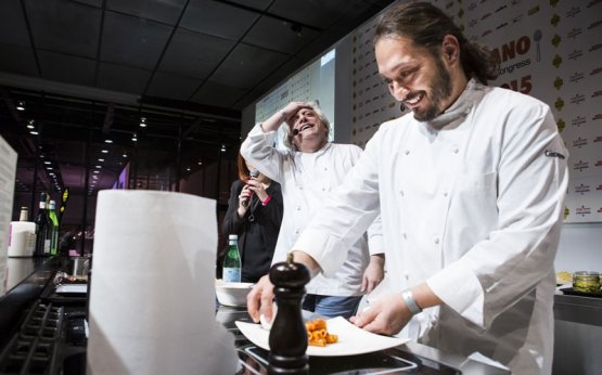 Da tendenza a moda, ormai la cucina è un must degli anni ’20 nel XXI secolo. «Una moda che durerà, anche se la bolla è destinata a sgonfiarsi un po’, perché a un certo punto tutti questi ragazzi aspiranti chef andranno a sbattere contro la dura realtà. È innegabile, però, la bellissima evoluzione, anche antropologica, del settore rispetto a 20 anni fa. Evoluzione di cui sono felice di aver fatto parte» (nella foto, Scabin col suo fido Beppe Rambaldi)
