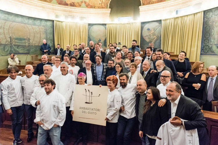 Foto di gruppo degli Ambasciatori del Gusto
