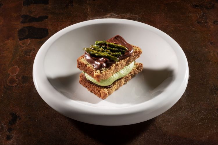 Pan di Spagna di Petra Evolutiva al timo essiccato, bagna alla salvia triloba, ganache al cioccolato Araguani di Valrhona, bitter BBB, asparagi selvatici e crema di finocchietto