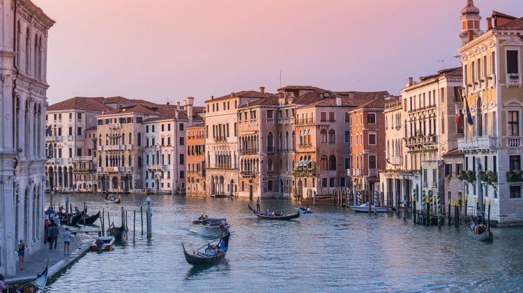 L'Italia si riconferma la meta prediletta del turismo internazionale, in primis con le città d'arte come Venezia
