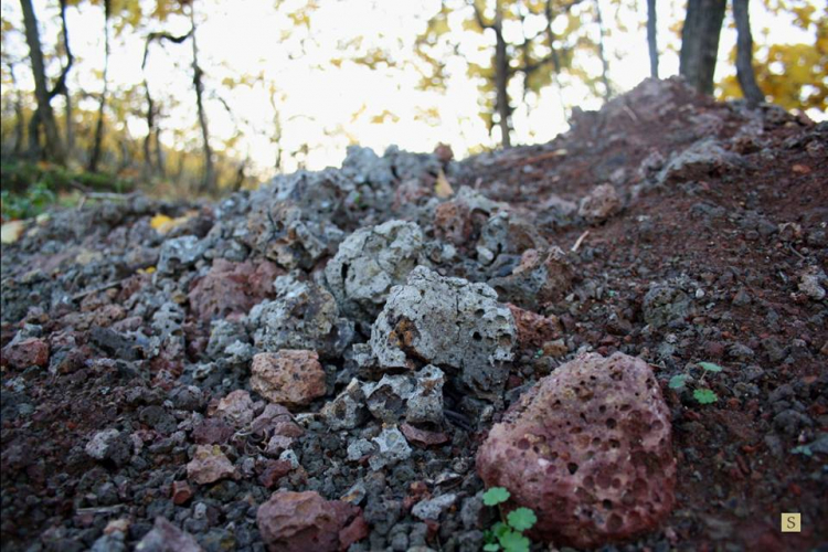 Le rocce vulcaniche nei terreni di Suavia, nel ver