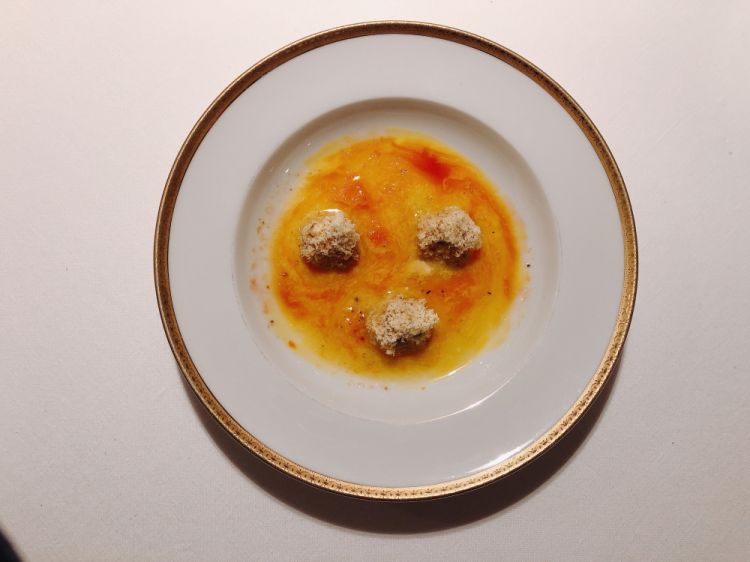 Walnuts and Clementines: a dessert without added sugar, as Niko Romito has been proposing for years, which is based on the prized Lara walnut from Treviso. It consists of a walnut paste with bay leaf extraction and grated walnut, while at the base there is clementine juice, a clementine sauce and stewed clementines
