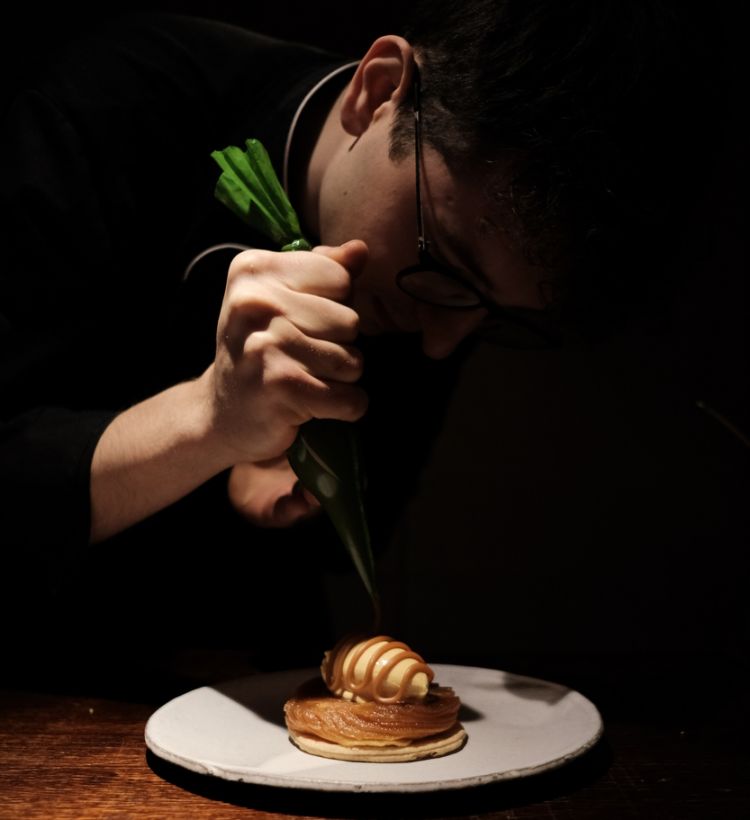 Miri Leka, sous chef, mentre impiatta la tarte tatin (foto Hamza Tokmic - Tomato Studio)
