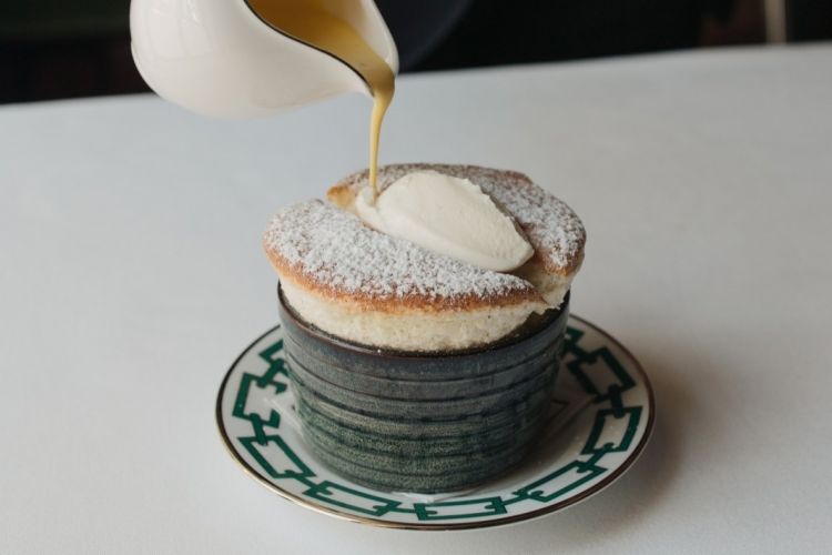Soufflé al Grand Marnier servito con gelato al fior di latte e crema inglese all’arancia
